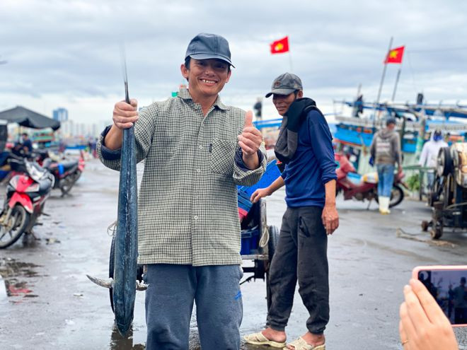 Ngư dân Nguyễn Kế vui mừng sau chuyến vươn khơi cuối năm Canh Tý thắng lợi - ẢNH: HUY ĐẠT Ngư dân Nguyễn Kế vui mừng sau chuyến vươn khơi cuối năm Canh Tý thắng lợi - ẢNH: HUY ĐẠT