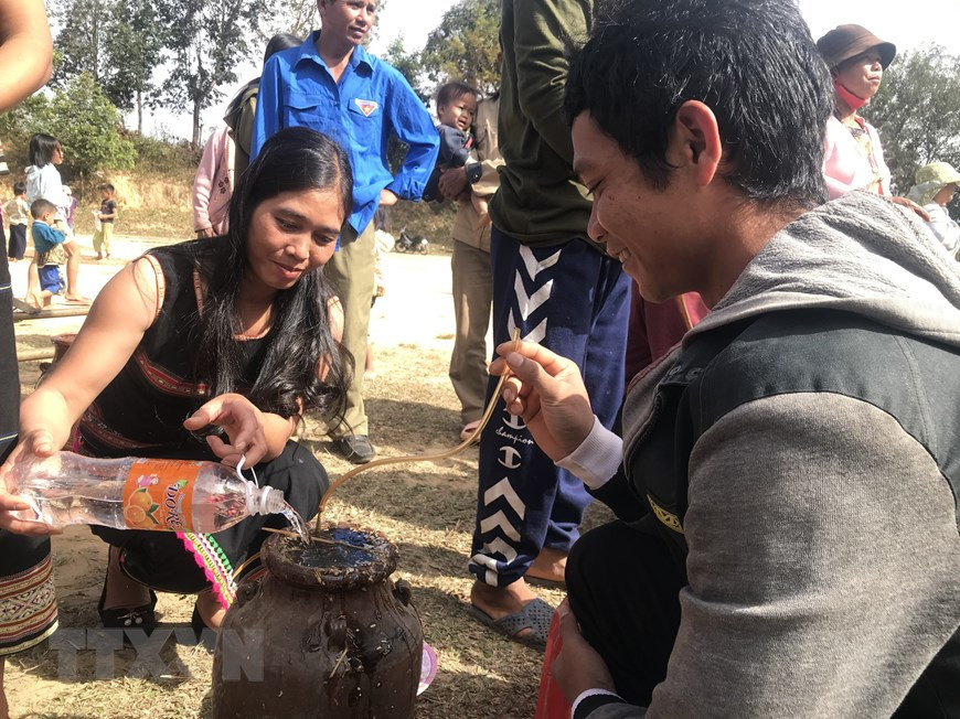 Người dân thưởng thức món rượu ghè tại Lễ hội. (Ảnh: Khoa Chương/TTXVN)