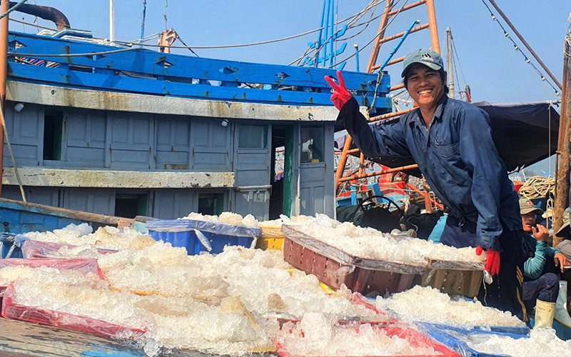  Nụ cười của ngư dân khi tàu cập cảng cá Thọ Quang.