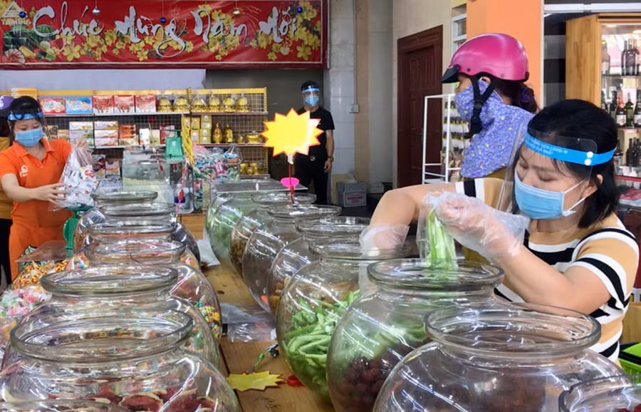  Cửa hàng Tam Ba thưa thớt khách mua. Ảnh: Vũ Thảo