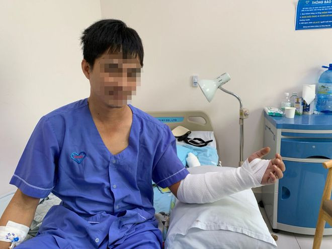 Cẳng tay trái của bệnh nhân sau phẫu thuật. Ảnh: HOÀNG DƯƠNG Cẳng tay trái của bệnh nhân sau phẫu thuật. Ảnh: HOÀNG DƯƠNG
