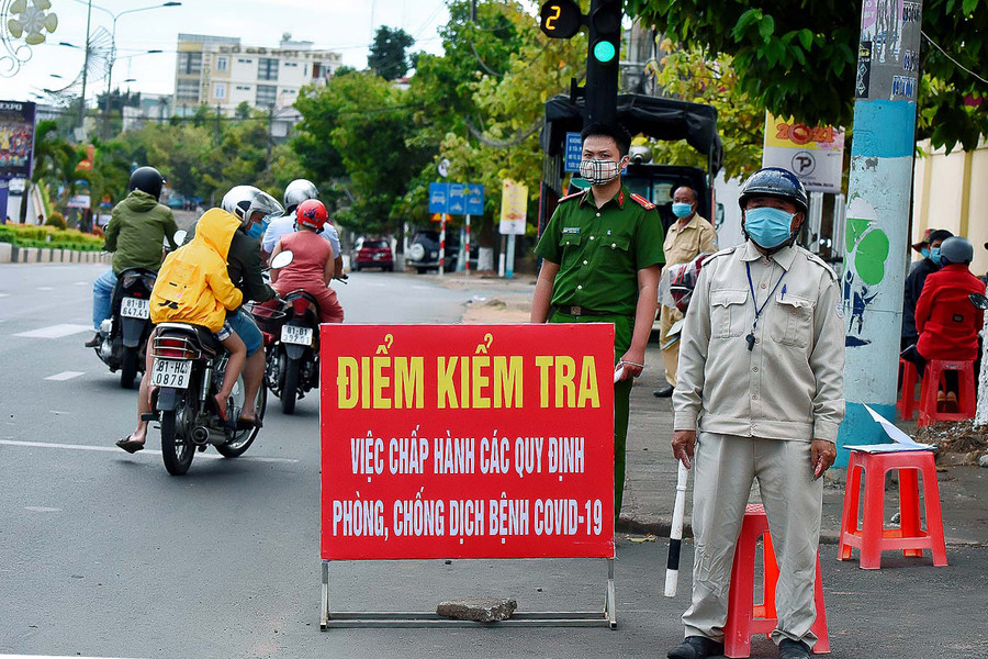 Trước tình hình dịch bệnh đang diễn biến khó lường như hiện nay, UBND phường Thống Nhất, TP. Pleiku ra quân kiểm tra, nhắc nhở và xử phạt những trường hợp không chấp hành nghiêm thông điệp 5K của Bộ Y tế.