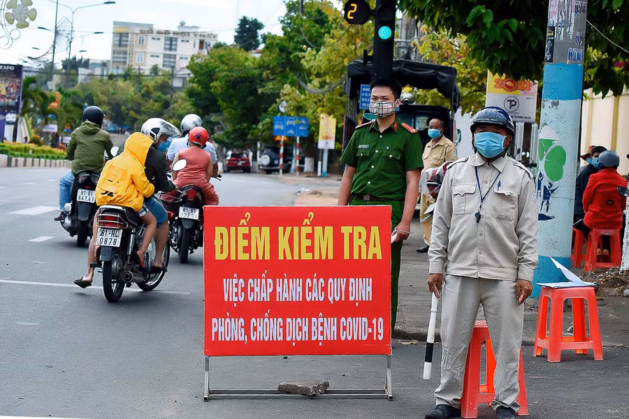  Trước tình hình dịch bệnh đang diễn biến khó lường như hiện nay, UBND phường Thống Nhất, TP. Pleiku ra quân kiểm tra, nhắc nhở và xử phạt những trường hợp không chấp hành nghiêm thông điệp 5K của Bộ Y tế.
