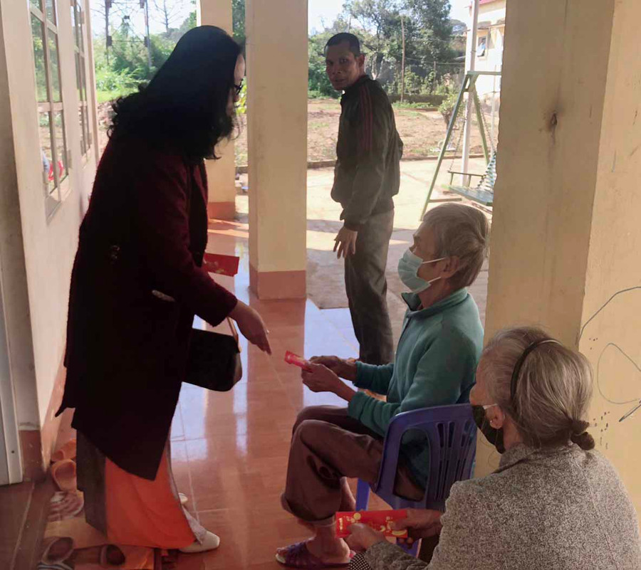 Niềm vui của các cụ già khi nhận những phần quà ấm áp tình người. Ảnh: Hà Phương