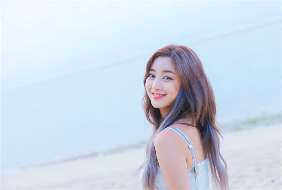 Jihyo sinh năm 1997, từng thực tập 10 năm tại JYP trước khi ra mắt với tư cách là trưởng nhóm kiêm giọng hát của TWICE. Ảnh: Instagram.