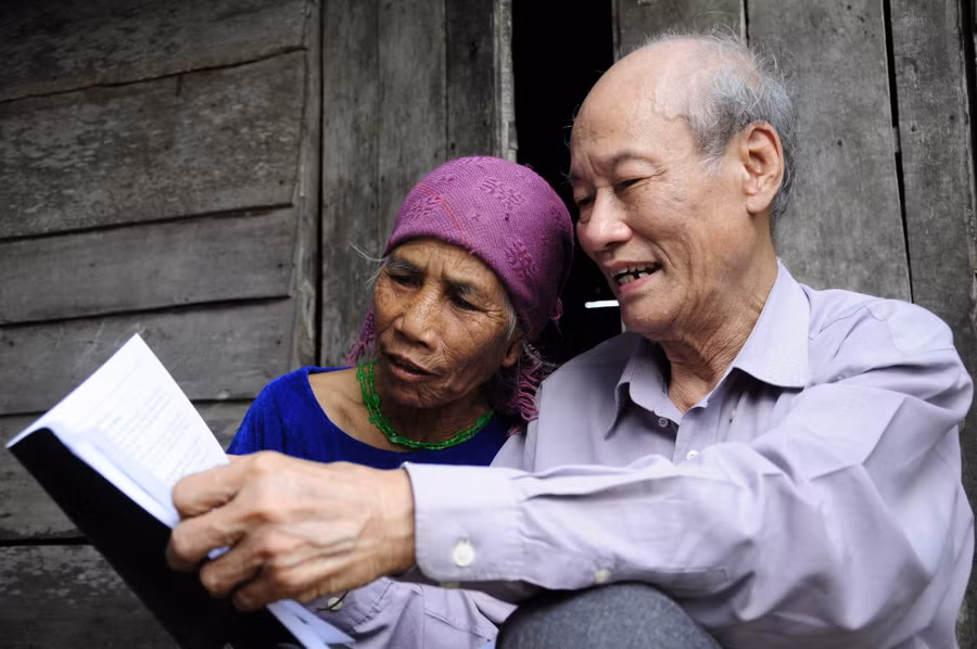  Giáo sư Nguyễn Tấn Đắc và bà Kpă Hnhit-vợ ông Siu Luynh ở Plei Ơi (xã Ayun Hạ, huyện Phú Thiện). Ảnh: Nguyễn Quang Tuệ