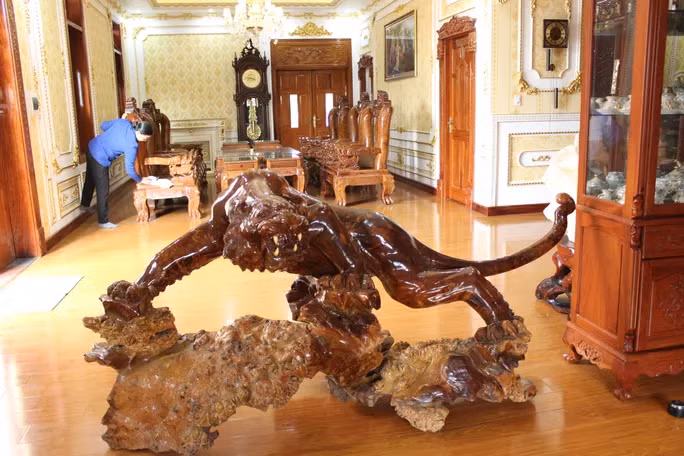 Bên trong căn biệt thự