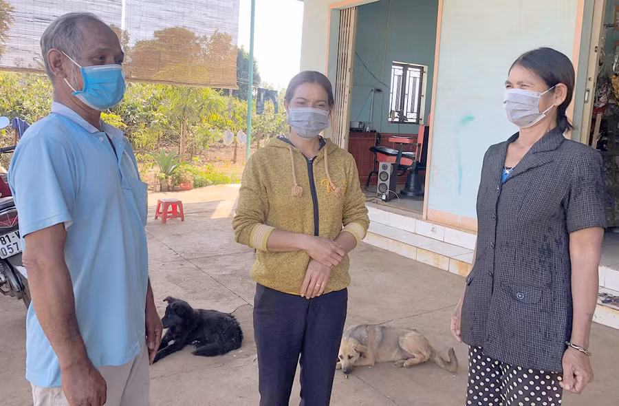 Ông Rơ Châm Kruih trao đổi kinh nghiệm làm ăn với bà con dân làng. Ảnh: Anh Huy