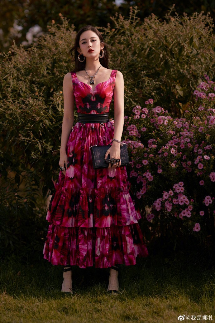 Không chỉ vậy, mỹ nhân Tân Cương cũng là một trong những ngôi sao sở hữu thu nhập cao của làng giải trí Hoa ngữ. Ảnh: Weibo.