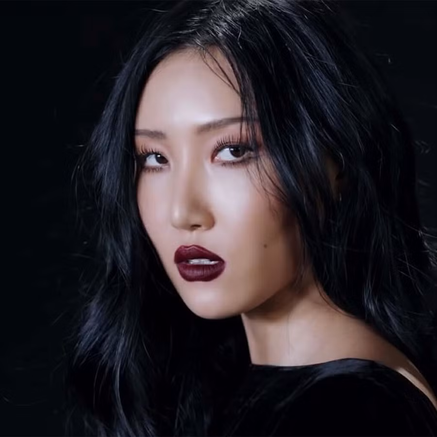 Hwasa sinh năm 1995. Cô gia nhập làng giải trí với tư cách là em út trong nhóm nhạc Mamamoo. Ảnh: Instagram.