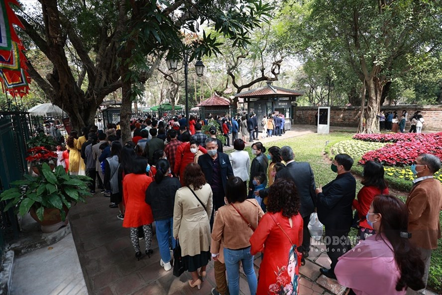 Văn Miếu, phải nói là "đông nghẹt" ngày Tết, như chưa hề có dịch bệnh vậy. Ảnh: Hải Nguyễn Văn Miếu, phải nói là