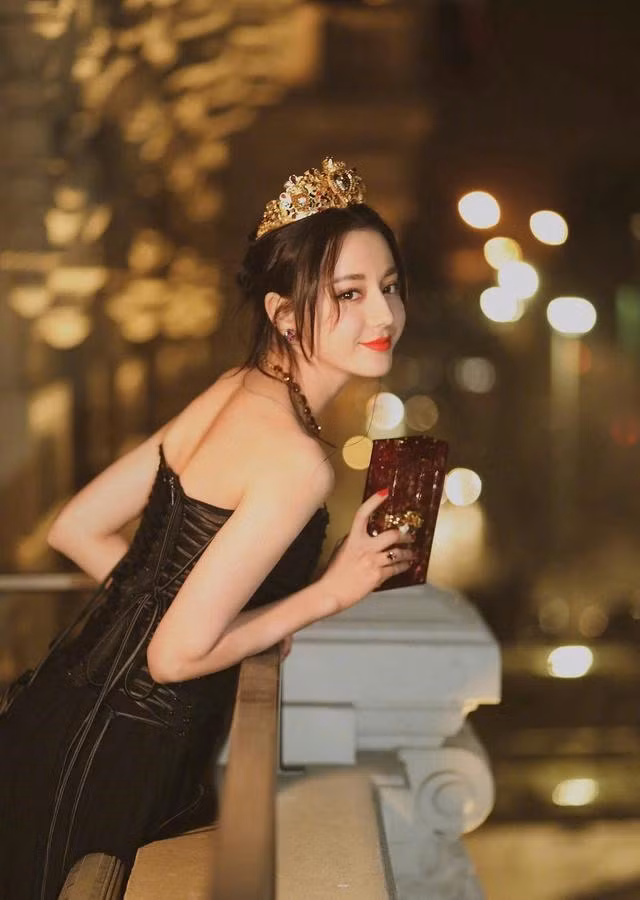 Thế mạnh về ngoại hình giúp mỹ nhân Tân Cương thăng tiến hơn trong sự nghiệp. Vài năm trở lại đây, Địch Lệ Nhiệt Ba là minh tinh được các nhãn hàng, nhà sản xuất phim săn đón. Ảnh: Weibo.