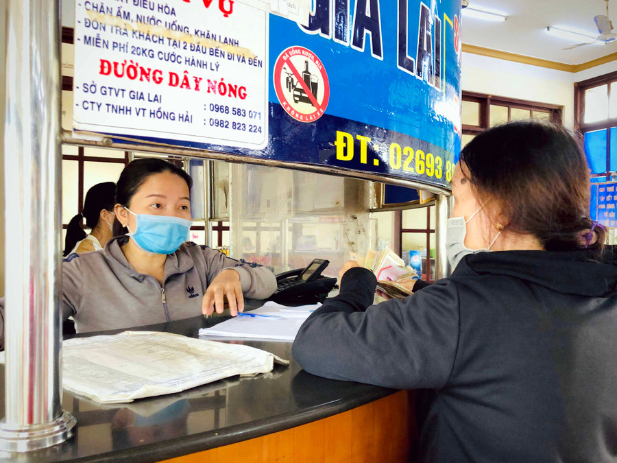  Hành khách và nhân viên tại khu bán vé phải luôn đeo khẩu trang để phòng-chống dịch Covid-19. Ảnh: Lê Hòa