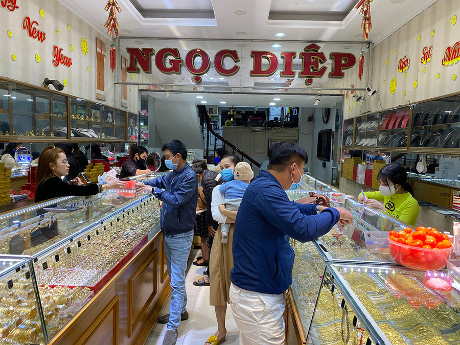 Tiệm vàng Ngọc Diệp (34 Hoàng Văn Thụ) là một thương hiệu lớn và lâu đời tại Pleiku. Để đáp ứng nhu cầu của người dân, tiệm đã có sự chuẩn bị rất chu đáo với số lượng lớn các sản phẩm vàng miếng Thần Tài, vàng trang sức hình linh vật cùng hàng ngàn sản phẩm trang sức vàng các loại được chế tác rất tinh xảo, độc đáo. Tiệm vàng Ngọc Diệp (34 Hoàng Văn Thụ, TP.Pleiku) là một thương hiệu lớn và lâu đời nhất tại Pleiku. Để đáp ứng nhu cầu của người dân, tiệm đã có sự chuẩn bị rất chu đáo với số lượng lớn các sản phẩm vàng miếng Thần tài, vàng trang sức hình linh vật, cùng hàng ngàn sản phẩm trang sức vàng các loại được chế tác rất tinh xảo, độc lạ.