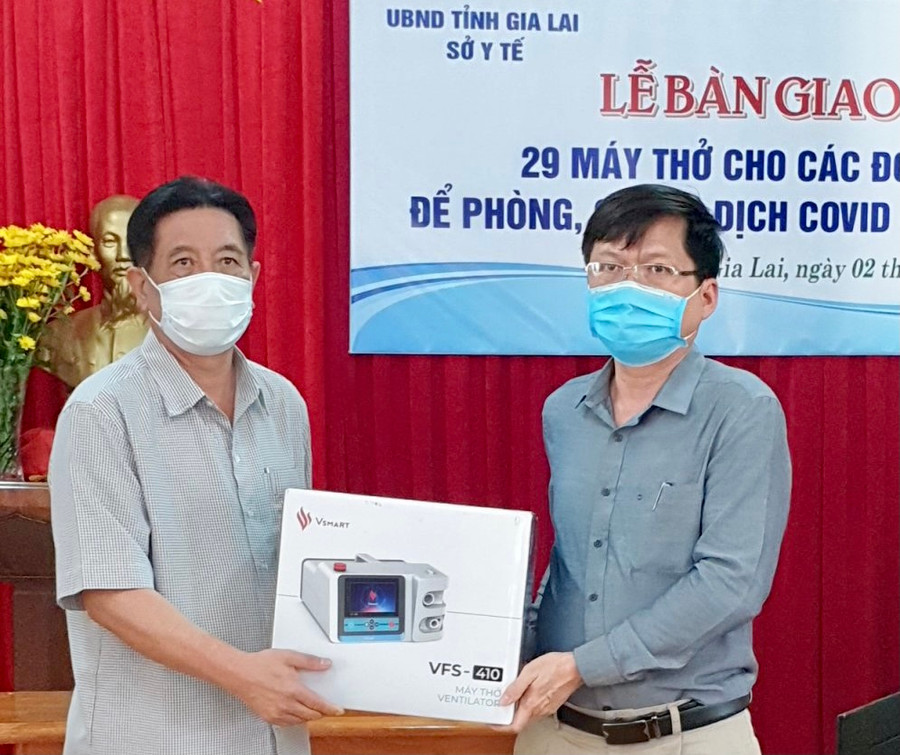 Đại diện Sở Y tế Gia Lai trao máy thở cho đại diện Trung tâm Y tế huyện Chư Păh. Ảnh: Như Nguyện