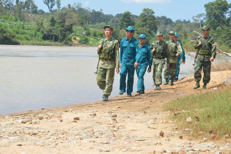 Cán bộ, chiến sĩ Đồn Biên phòng Ia O phối hợp với lực lượng dân quân tuần tra biên giới. Ảnh: Anh Huy