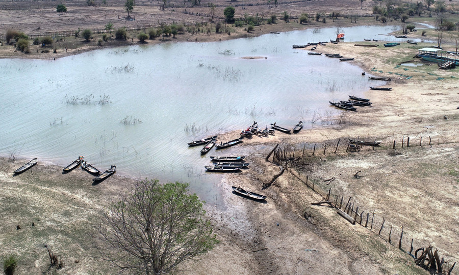 Nếu yêu thích khám phá sông nước, du khách có thể xuôi xuống xã Ayun, huyện Chư Sê. Trên những khúc sông Ayun mùa cạn nước, du khách có thể bắt gặp khung cảnh những con thuyền đánh cá xếp hàng gối đầu lên bãi đẹp như một bức tranh thủy mặc. Ảnh: Hùng Hoa Lư Nếu yêu thích khám phá sông nước, du khách có thể ghé thăm hồ thủy lợi Ayun Hạ. Ở đây, du khách có thể bắt gặp khung cảnh những con thuyền gối đầu lên bãi đẹp như một bức trang thủy mặc. Ảnh: Hùng Hoa Lư