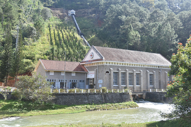  Khuôn viên nhà máy thủy điện Ankoret nhìn từ xa giống như một căn biệt thự nghỉ dưỡng giữa rừng thông xanh. Ảnh: P.V