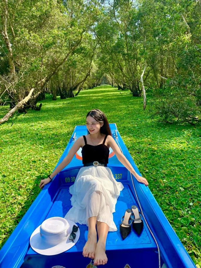 Nhiều "hot girl" đọ dáng giữa rừng tràm Nhiều