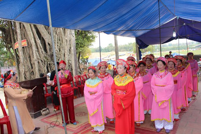  Hội phụ nữ cao tuổi 2 làng dâng hương nhân ngày gặp nhau mùa xuân - ẢNH: N.H