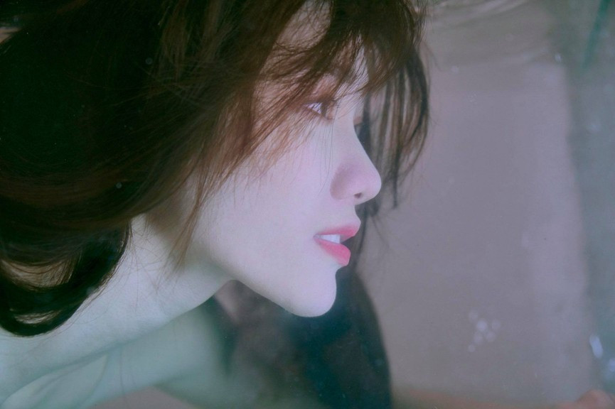 Người đẹp Hoa hậu Việt Nam 2018 tung bộ ảnh mới đánh dấu 3 năm thi sắc đẹp. Cô gây ấn tượng với vẻ đẹp thuần khiết, dịu dàng.