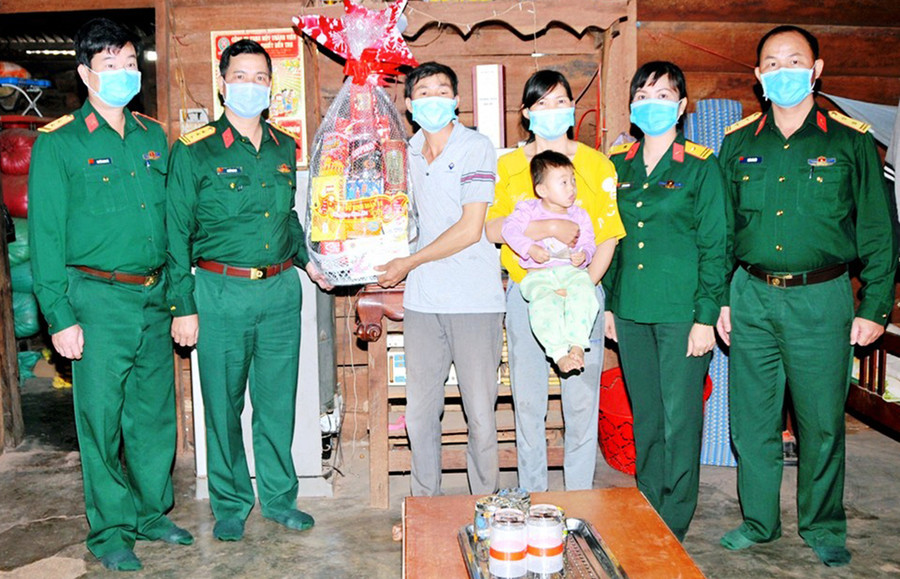 Lãnh đạo Binh đoàn 15 tặng quà cho gia đình công nhân Đoàn Kinh tế-Quốc phòng 710. Ảnh: Vĩnh Hoàng