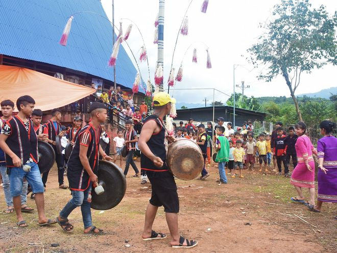 Nam thanh nữ tú tổ chức đánh chiêng, nhảy xoang bên cây nêu