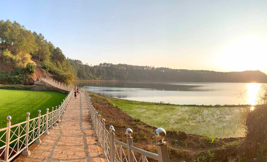 Khung cảnh đẹp tựa tranh vẽ nơi thung lũng dọc hành lang bảo vệ Biển Hồ. Ảnh: Phương Vi