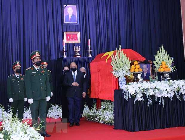 Đoàn đại biểu Ban Chấp hành Trung ương Đảng Cộng sản Việt Nam do Ủy viên Bộ Chính trị, Thủ tướng Chính phủ Nguyễn Xuân Phúc dẫn đầu viếng nguyên Phó Thủ tướng Trương Vĩnh Trọng. (Ảnh: Thống Nhất/TTXVN) Đoàn đại biểu Ban Chấp hành Trung ương Đảng Cộng sản Việt Nam do Ủy viên Bộ Chính trị, Thủ tướng Chính phủ Nguyễn Xuân Phúc dẫn đầu viếng nguyên Phó Thủ tướng Trương Vĩnh Trọng. (Ảnh: Thống Nhất/TTXVN)