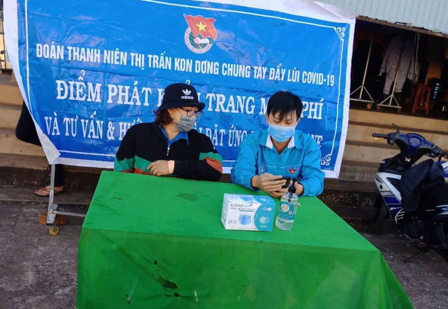 Phối hợp với các ngành chức năng hỗ trợ các điểm chốt, trực, hướng dẫn nhân dân khai báo y tế. (ảnh 4)