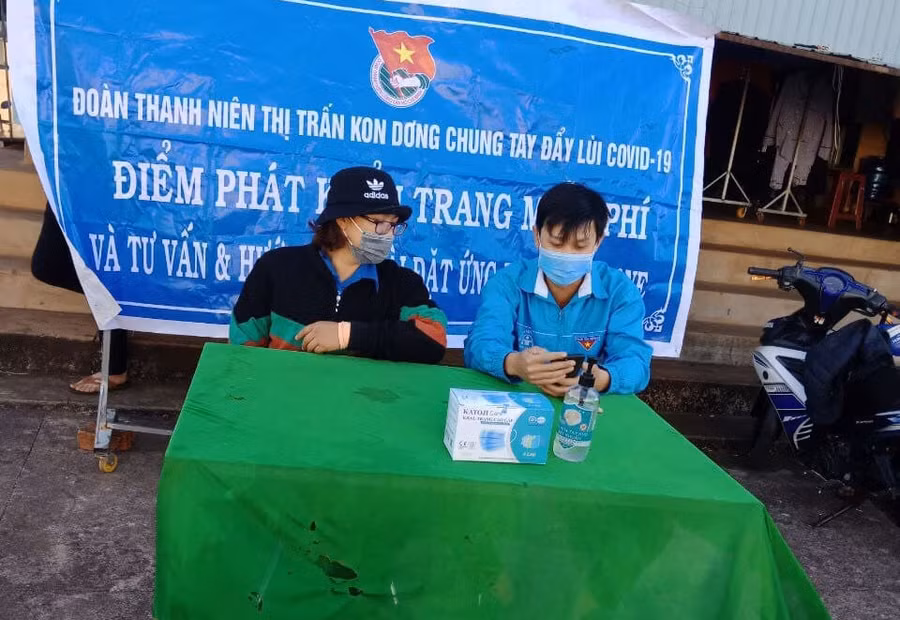 Phối hợp với các ngành chức năng hỗ trợ các điểm chốt, trực, hướng dẫn nhân dân khai báo y tế. (ảnh 4)