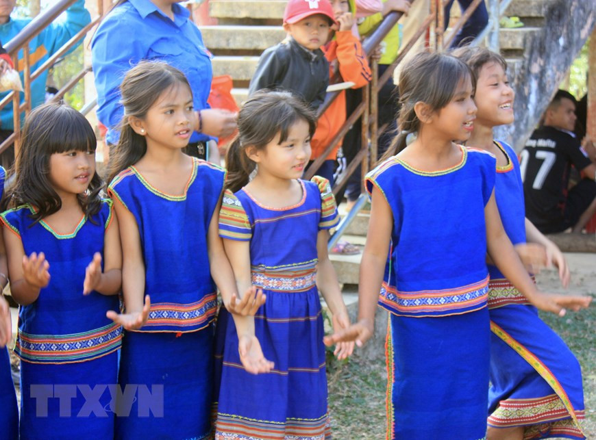 Các em nhỏ trong trang phục truyền thống múa xoang tại Lễ hội. (Ảnh: Khoa Chương/TTXVN)