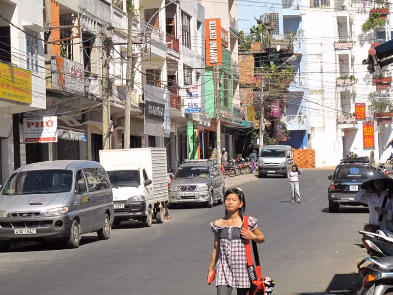 Nhiều đường phố ở Đà Lạt bây giờ rất giống thành phố đồng bằng và duyên hải như TPHCM, Đà Nẵng, Hà Nội. Ảnh: Nguyễn Hàng Tình