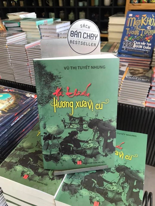 Cuốn sách là những khảo nghiệm thú vị về văn hóa ẩm thực Hà Thành của một người Hà Nội gốc. (Ảnh: PV/Vietnam+)  Cuốn sách là những khảo nghiệm thú vị về văn hóa ẩm thực Hà Thành của một người Hà Nội gốc. (Ảnh: PV/Vietnam+)