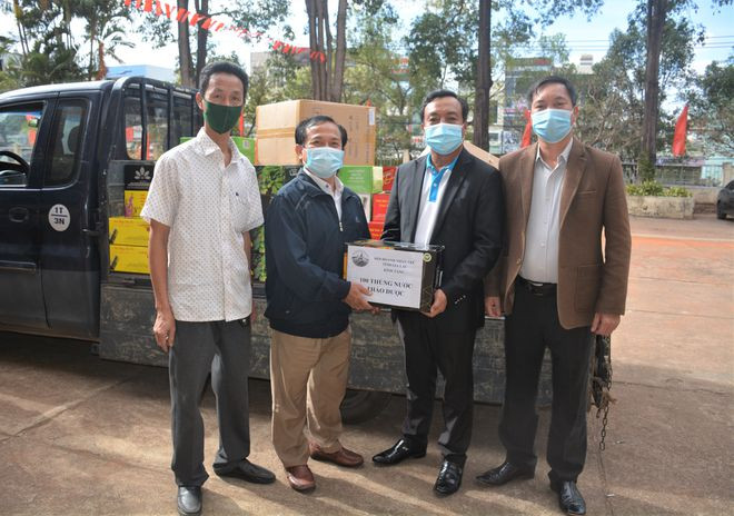 Người trẻ Gia Lai "đi từng ngõ, gõ từng nhà" chung sức chống dịch Covid-19 ảnh 1 Doanh nhân trẻ Gia Lai đồng hành chống dịch Covid-19.