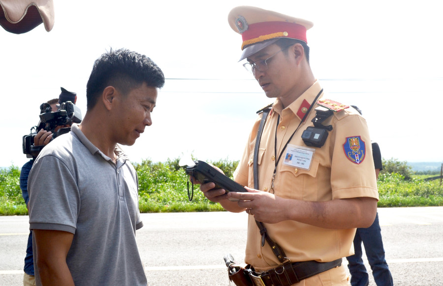 Cảnh sát Giao thông Công an tỉnh kiểm tra nồng độ cồn tài xế xe khách trên tuyến đường Hồ Chí Minh. Ảnh Lê Hòa