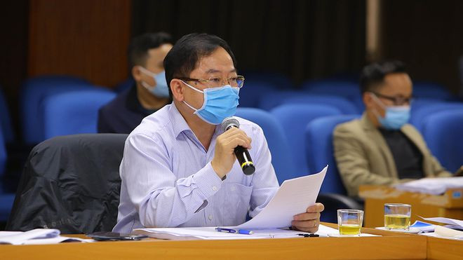 Anh Lê Xuân Sơn, Tổng biên tập Báo Tiền Phong, Giám đốc Quỹ hỗ trợ phát triển tài năng trẻ Việt Nam, nêu ý kiến tại buổi họp. ẢNH ĐỨC VĂN