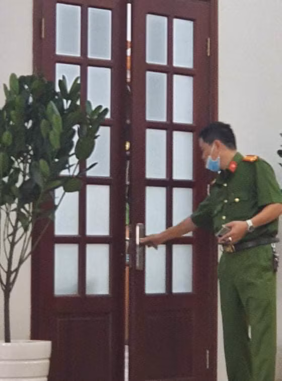 Bộ Công an khám xét phòng làm việc của giám đốc Bệnh viện Mắt TP HCM Bộ Công an khám xét phòng làm việc của giám đốc Bệnh viện Mắt TP HCM