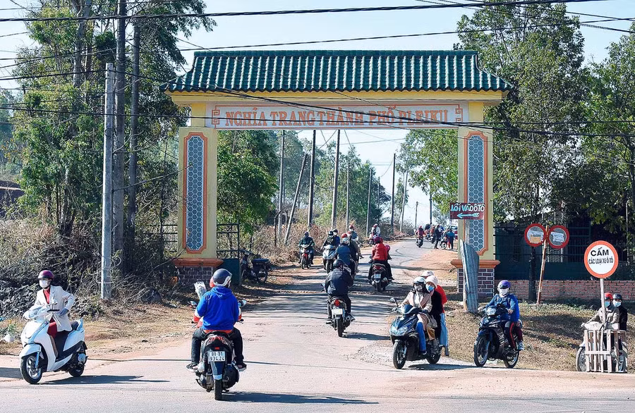 Đây cũng là dịp để cầu mong ông bà, tổ tiên phù hộ, che chở cho gia đình có thêm sức khỏe, thêm bình an trong năm mới về ăn Tết với gia đình.