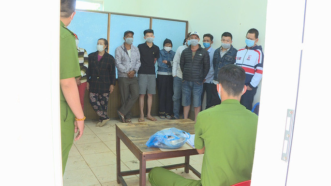 Cơ quan công an bắt giữ nhóm đối tượng ung dung đánh bầu cua ăn tiền trên vỉa hè  Cơ quan công an bắt giữ nhóm đối tượng ung dung đánh bầu cua ăn tiền trên vỉa hè