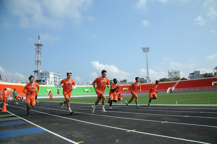 Cận cảnh mặt sân Quy Nhơn sau khi đã hoàn thiện. Ảnh: BDFC