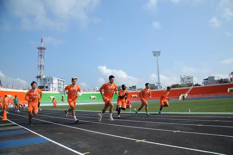 Cận cảnh mặt sân Quy Nhơn sau khi đã hoàn thiện. Ảnh: BDFC