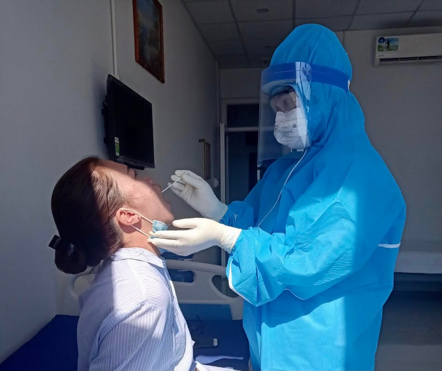 Thực hiện lấy mẫu bệnh phẩm xét nghiệm cho bệnh nhân nhiễm SASR-CoV-2 sau xuất viện, được giám sát cách ly tại nhà vào ngày thứ 7 và ngày thứ 14 hoặc khi có chỉ định. Ảnh: Như Nguyện Thực hiện lấy mẫu bệnh phẩm xét nghiệm cho bệnh nhân nhiễm SASR- CoV-2 sau xuất viện, được giám sát cách ly tại nhà vào ngày thứ 7 và ngày thứ 14 hoặc khi có chỉ định. Ảnh: Như Nguyện