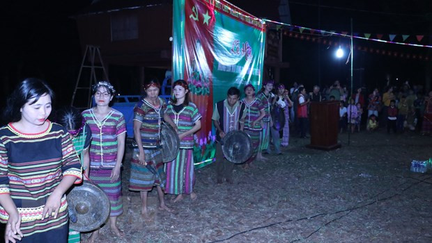 Màn biểu diễn cồng chiêng trong lễ hội mừng lúa mới của bà con dân tộc S'tiêng ở Thiên Cư, xã Thiện Hưng, huyện biên giới Bù Đốp (Bình Phước).