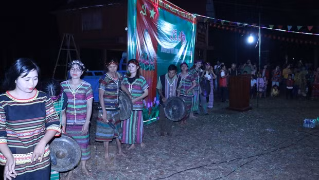 Màn biểu diễn cồng chiêng trong lễ hội mừng lúa mới của bà con dân tộc S'tiêng ở Thiên Cư, xã Thiện Hưng, huyện biên giới Bù Đốp (Bình Phước).