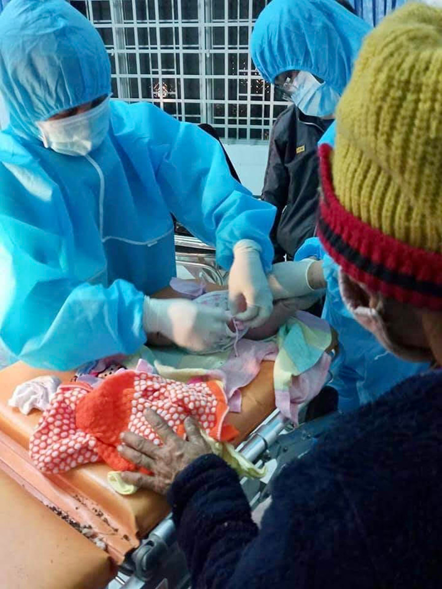 Các bác sĩ, nhân viên y tế Đội điều trị Bệnh viện Đa khoa tỉnh Gia Lai chăm sóc sức khỏe bé sơ sinh (ảnh đơn vị cung cấp) Các bác sĩ, nhân viên y tế Đội điều trị Bệnh viện Đa khoa tỉnh Gia Lai chăm sóc sức bé sơ sinh sau sinh. Ảnh: Đội điều trị