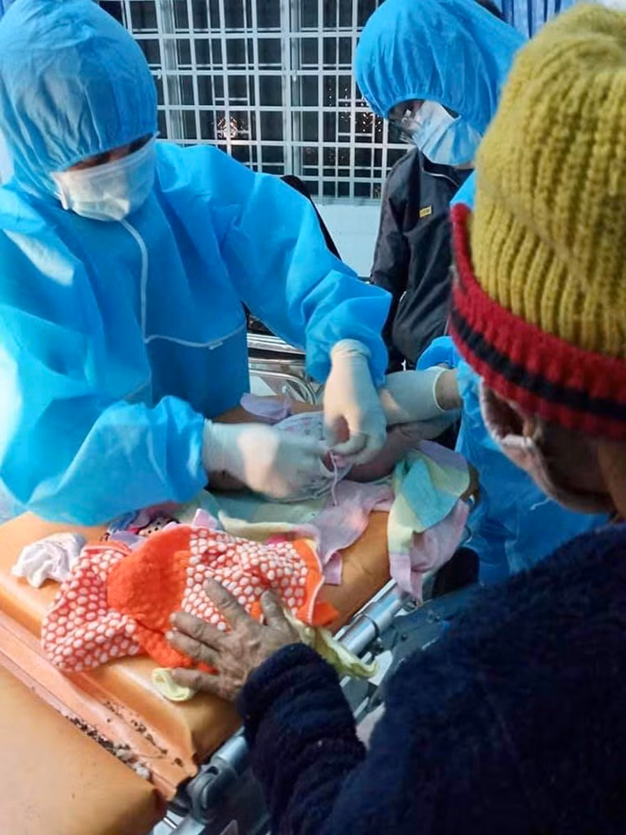  Các bác sĩ, nhân viên y tế Đội điều trị Bệnh viện Đa khoa tỉnh Gia Lai chăm sóc sức bé sơ sinh sau sinh. Ảnh: Đội điều trị