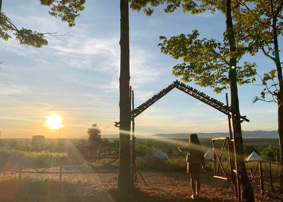Ngắm hoàng hôn từ Camping & Glamping Pleiku. Ảnh: Phương Vi