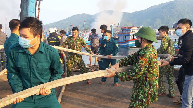 Các đơn vị phối hợp khống chế ngọn lửa. ẢNH: NGUYỄN TÚ