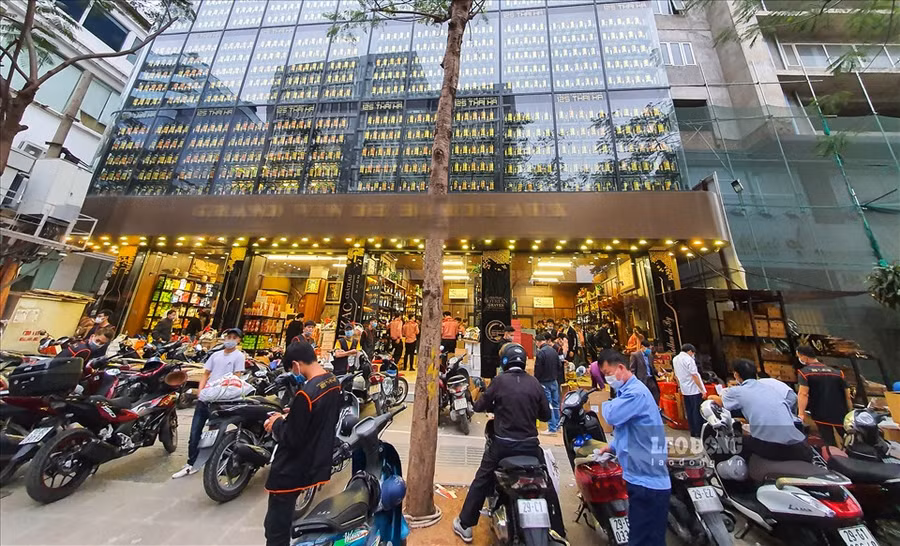 Chỉ có một số ít cửa hàng nổi tiếng, bán những mặt hàng có nhu cầu lớn như quần áo, rượu vang là vẫn giữ được khách hàng. Hình ảnh ghi nhận tại một cửa hàng rượu vang trên đường Thái Hà (Hà Nội).